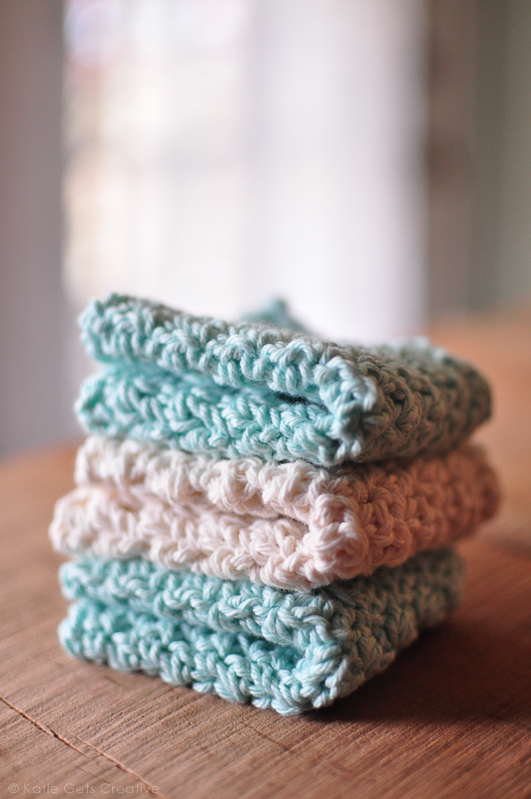 Find the free pattern for these easy crochet dishcloths at katiegetscreative.com 