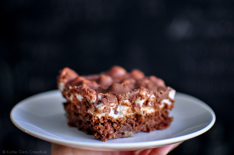Heavenly hash cake is a brownie like cake with delicious fudge and marshmallow topping. Get the recipe over at www.katiegetscreative.com today! 