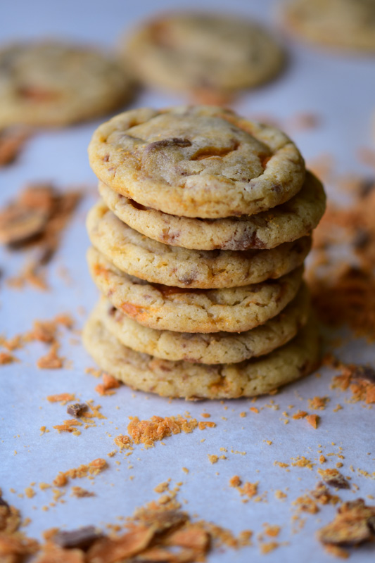 An easy recipe for soft & chewy butterfinger cookies. Using my favorite self rising flour cookie base + butterfinger bits to create cookie magic. 