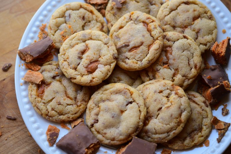 An easy recipe for soft & chewy butterfinger cookies. Using my favorite self rising flour cookie base + butterfinger bits to create cookie magic. 