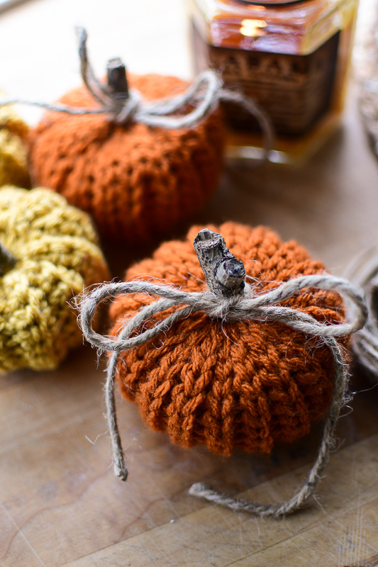 Adorable crochet pumpkins with free patterns from katiegetscreative.com