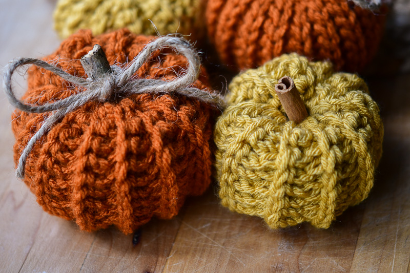 Adorable crochet pumpkins with free patterns from katiegetscreative.com